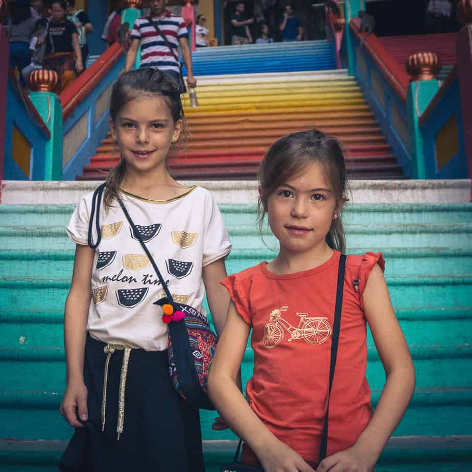 Hanne is vanaf nu een "rondtrekker". Batu Caves Stairs Color Hanne Kind Kids