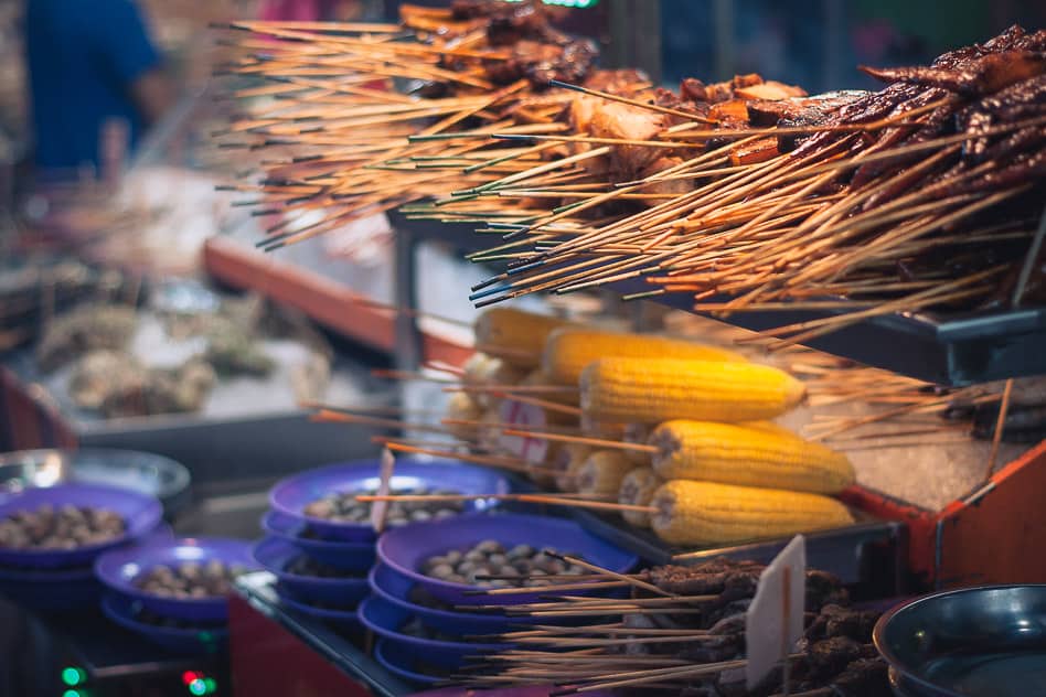 Goedkope familievakantie: Onze ultieme gids voor een vakantie met kinderen Als je goedkoop wil eten op reis, ga dan voor de lokale street food in Kuala Lumpur.
