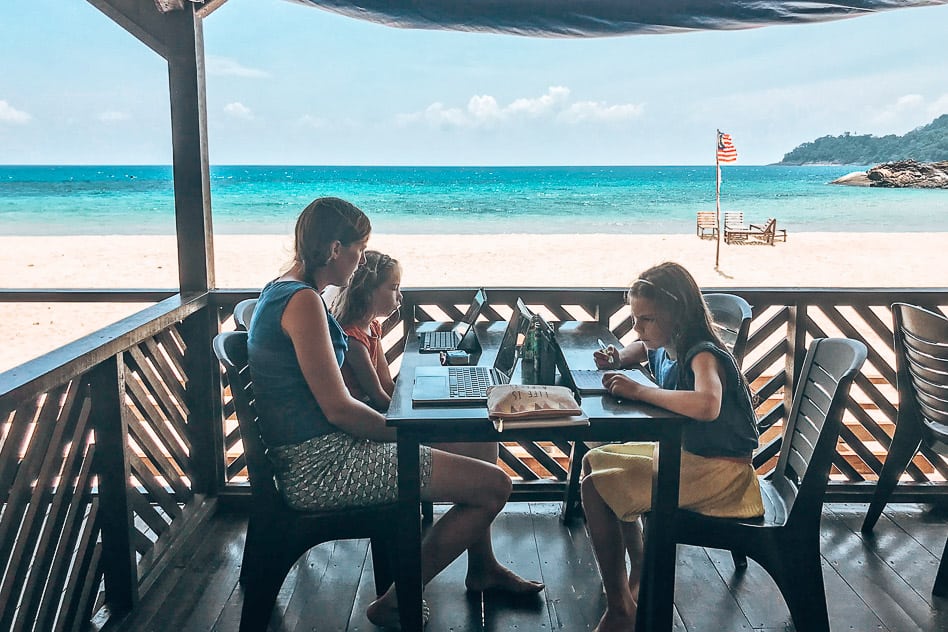 Goedkope familievakantie: Onze ultieme gids voor een vakantie met kinderen 'Thuisonderwijs' in Tioman Malaysia en op reis met kinderen