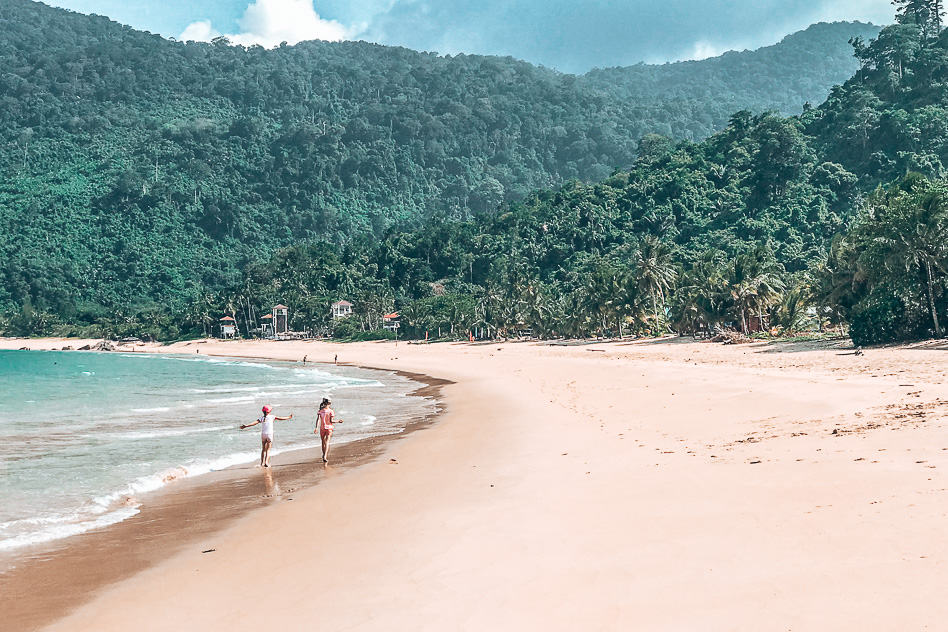 Goedkope familievakantie: Onze ultieme gids voor een vakantie met kinderen Uitstap met de kinderen op het strand in Tioman, Maleisië.