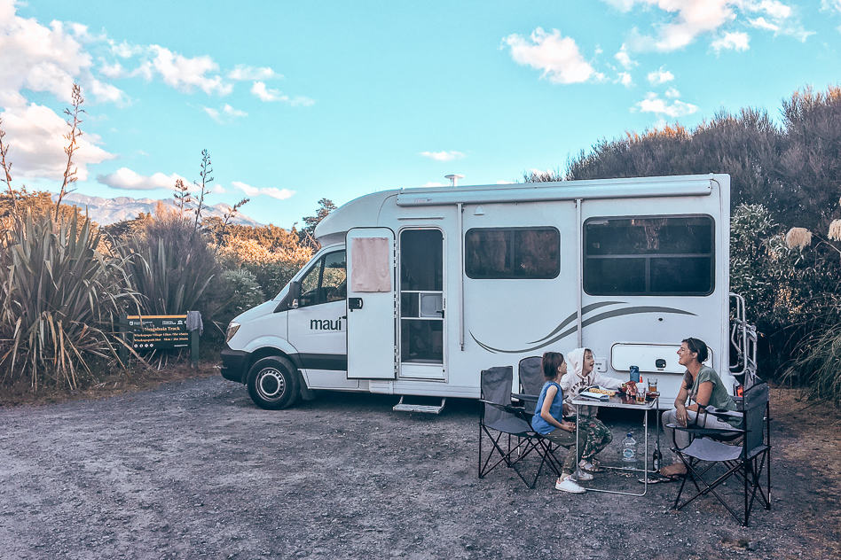 Goedkope familievakantie: Onze ultieme gids voor een vakantie met kinderen Geld besparen door vrij te kamperen in Nieuw Zeeland met onze 'relocation' campervan.