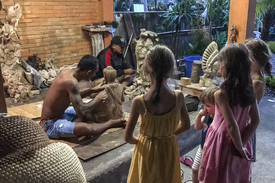 Goedkope familievakantie: Onze ultieme gids voor een vakantie met kinderen Lokalen artiesten in Ubud bezoeken kan je heel wat geld besparen.