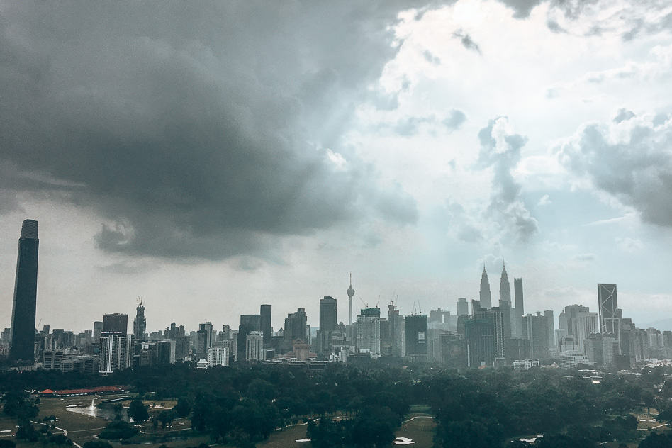 Goedkope familievakantie: Onze ultieme gids voor een vakantie met kinderen Het moesson seizoen in Kuala Lumpur Maleisië is perfect voor een goedkope gezinsvakantie.