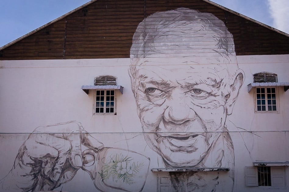 Ontdek de prachtige street art in Maleisië Old Man Uncle Coffee Street Art Ipoh Malaysia