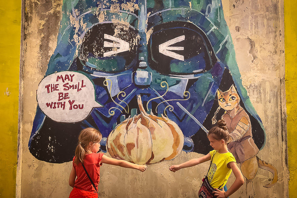 Ontdek de prachtige street art in Maleisië Star Wars Street Art Darth Vader. Ipoh Malaysia Fun