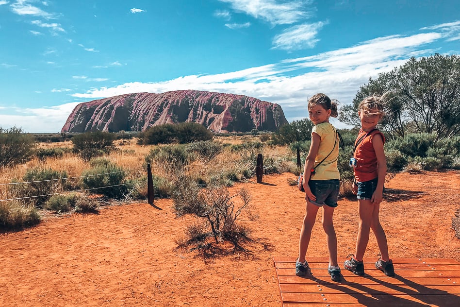 Op weg van Darwin naar Uluru. O nee, de auto is kapot... Uluru Familie Yuna Hanne Ayers Rock Trip Australië