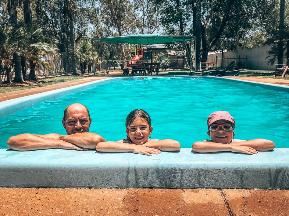 Op weg van Darwin naar Uluru. O nee, de auto is kapot... Familie Camping Alice Springs Australië
