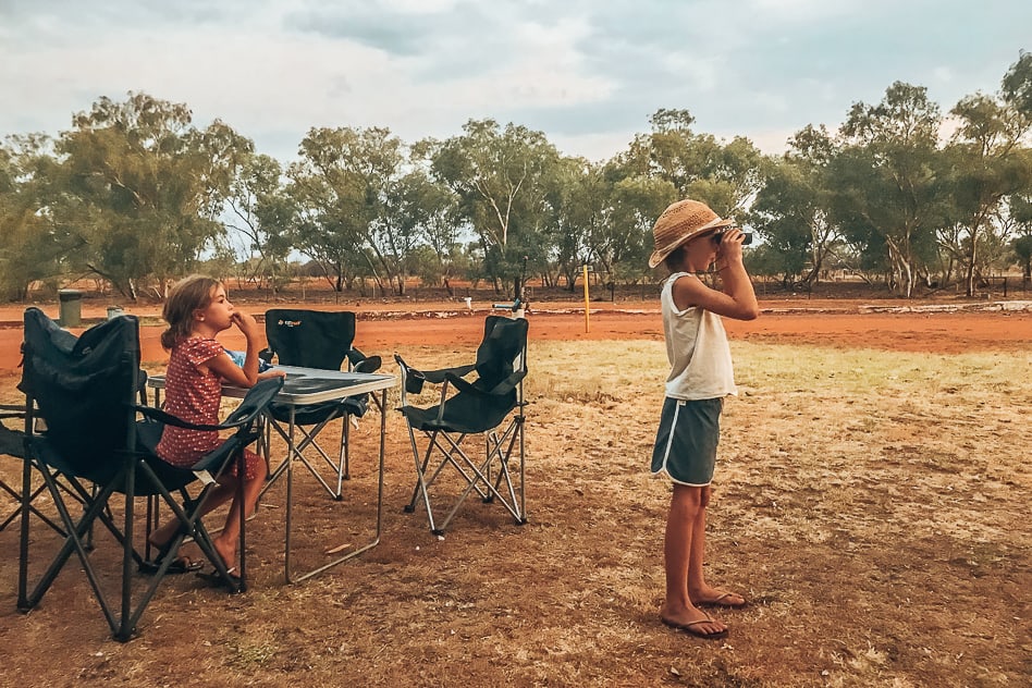Op weg van Darwin naar Uluru. O nee, de auto is kapot... Familie Banka Banka Outback Kangoeroe Trip