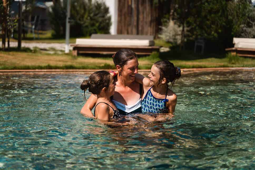 Luxury glamping Italy: Procida Camp Resort review Family fun with kids at the pool of Procida Camp Resort