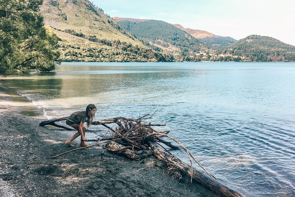 Reisdagboek #17: Nieuw-Zeeland, het Zuidereiland deel 3 Kid Playing Lake Wakatipu Queenstown New Zealand