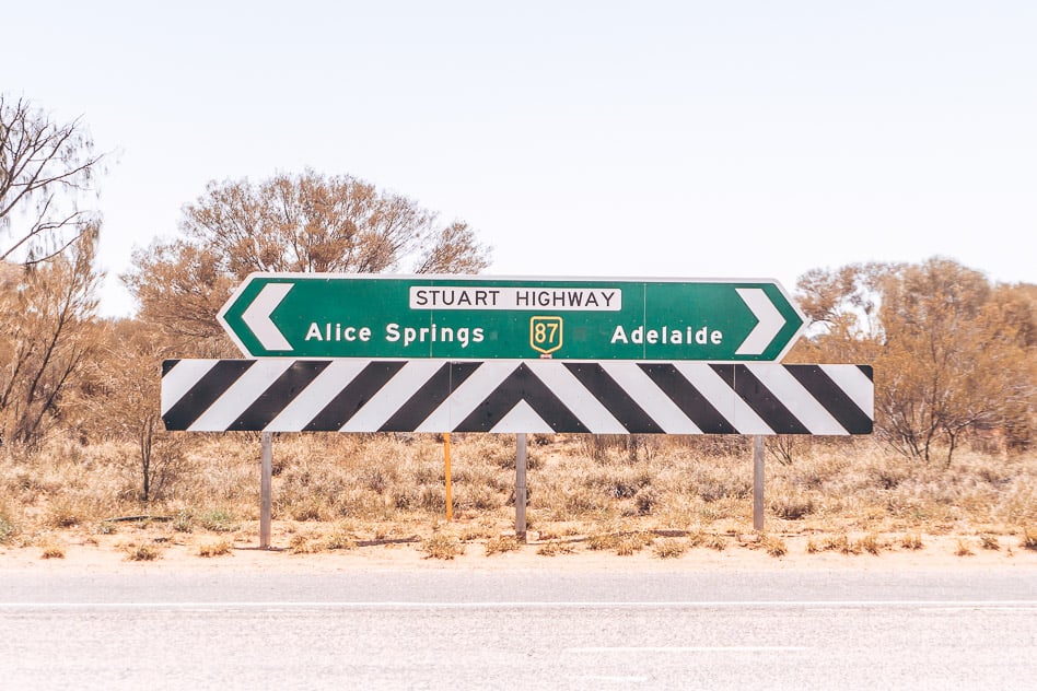 Reisdagboek #10: De Stuart Highway en Uluru, een epische tocht door de Outback Stuart Highway Road Sign Outback Australia