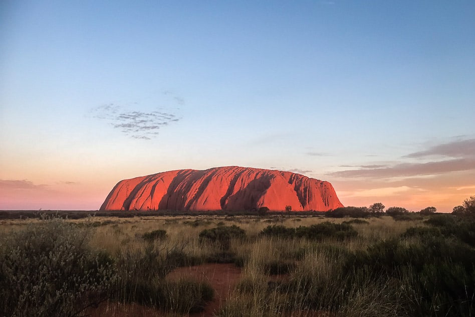 Reisdagboek #10: De Stuart Highway en Uluru, een epische tocht door de Outback Sunset Uluru National Park Ayers Rock Australia
