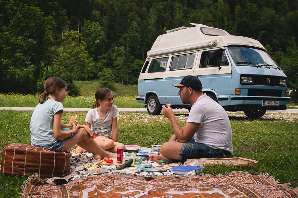 Road trip essentials for kids: a family road trip packing list Essentials family road trip picnic