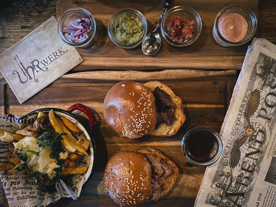 Explorers Society Dinner Restaurant Uhrwerk Burger