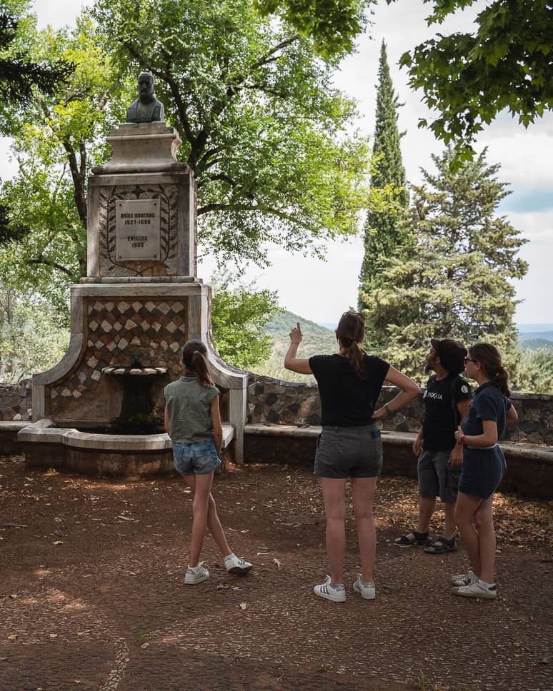 Sierra de Aracena y Picos de Aroche Natural Park in Spanje Peña de Arias Montana bezoeken met de familie