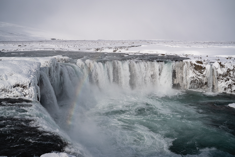 Ultieme rondreis IJsland: 10 dagen of 2 weken roadtrip Godafoss waterval in winter in Noord IJsland