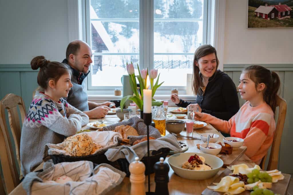 De top 20 bezienswaardigheden Noorwegen: ontdek de mooiste plekken Rondane River Lodge The Global Wizards Breakfast 22 1024x683
