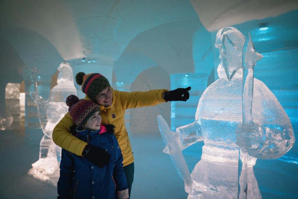 De top 20 bezienswaardigheden Noorwegen: ontdek de mooiste plekken Sorrisniva The Global Wizards Icehotel Family 25 1024x683