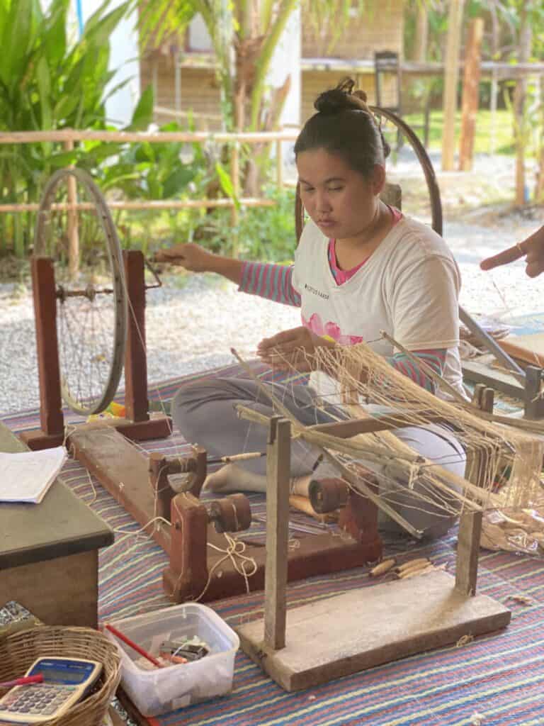 Wat te doen in Siem Reap, Cambodja wat te doen in Siem Reap Cambodja. KLedij maken van de tengels van de Lotus bloem