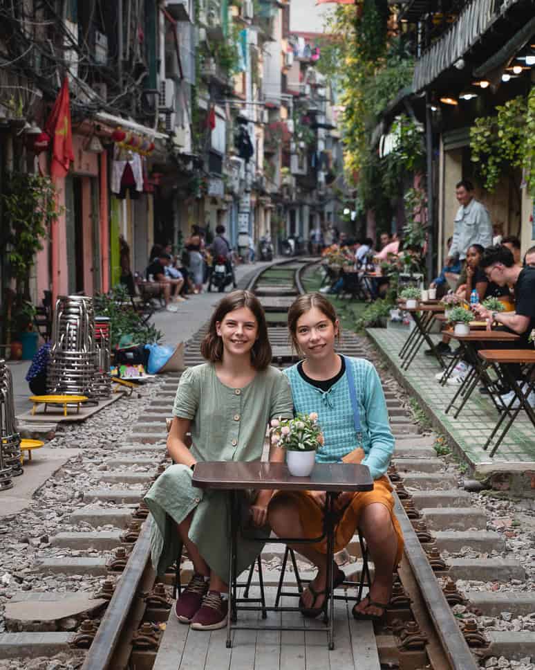 Vietnam bezienswaardigheden: De ultieme Vietnam bucket list Hanoi Train Street Familie top activiteiten in Vietnam