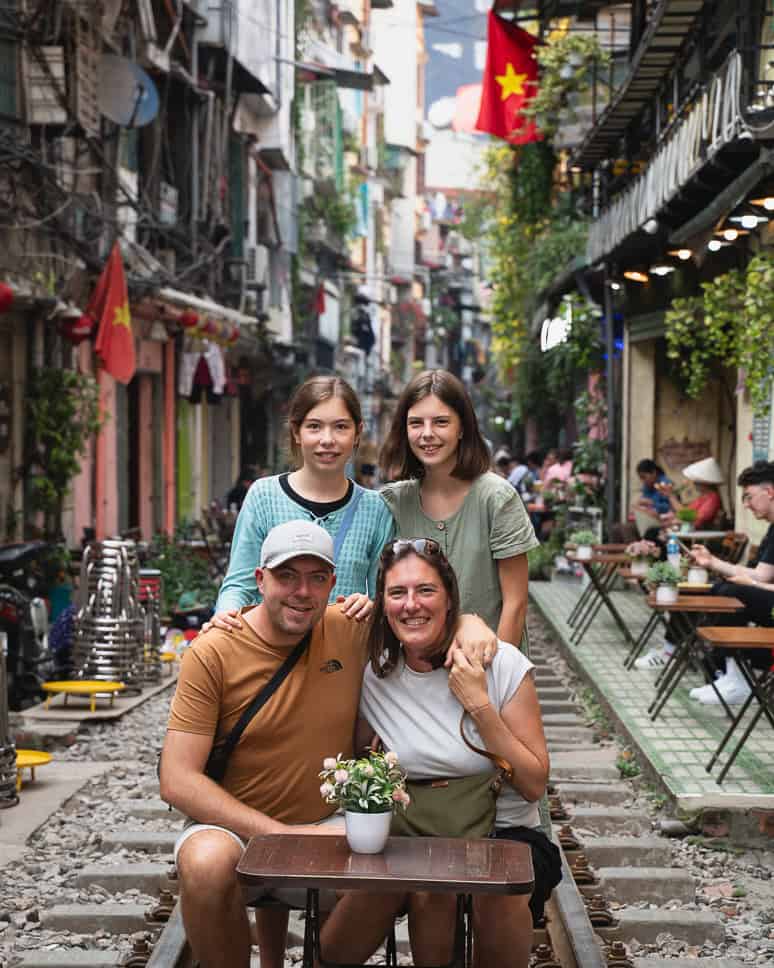 Hanoi bezienswaardigheden: Wat te doen in Hanoi (+ 3 dagen reisroute) Family Train Street Hanoi Vietnam Bucket List