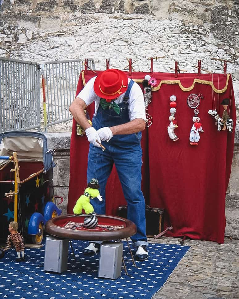 20x the best things to do in Provence, France Provence Avignon Street Theatre Festival