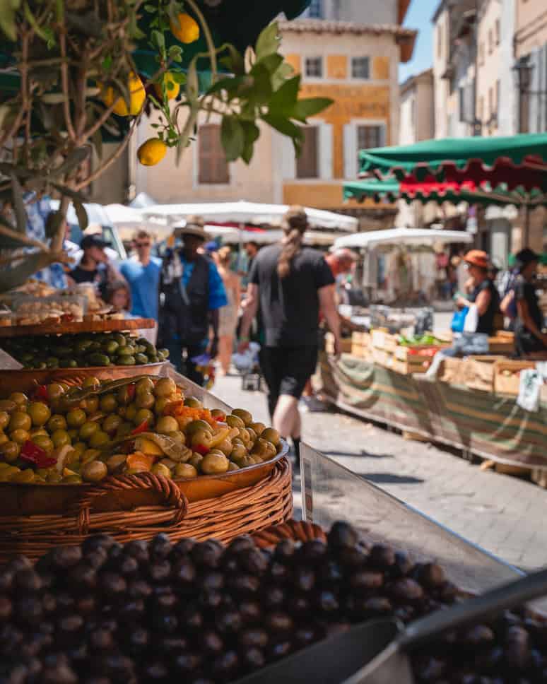 20x the best things to do in Provence, France Market Isle sur la sorgue olives