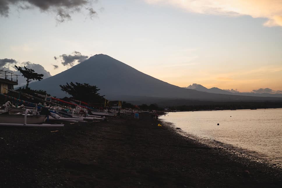 14x Wat te doen in Amed in Bali: heerlijk snorkelen en zwarte lavastranden Zonsondergang Amed Strand Oost Bali Wat te doen