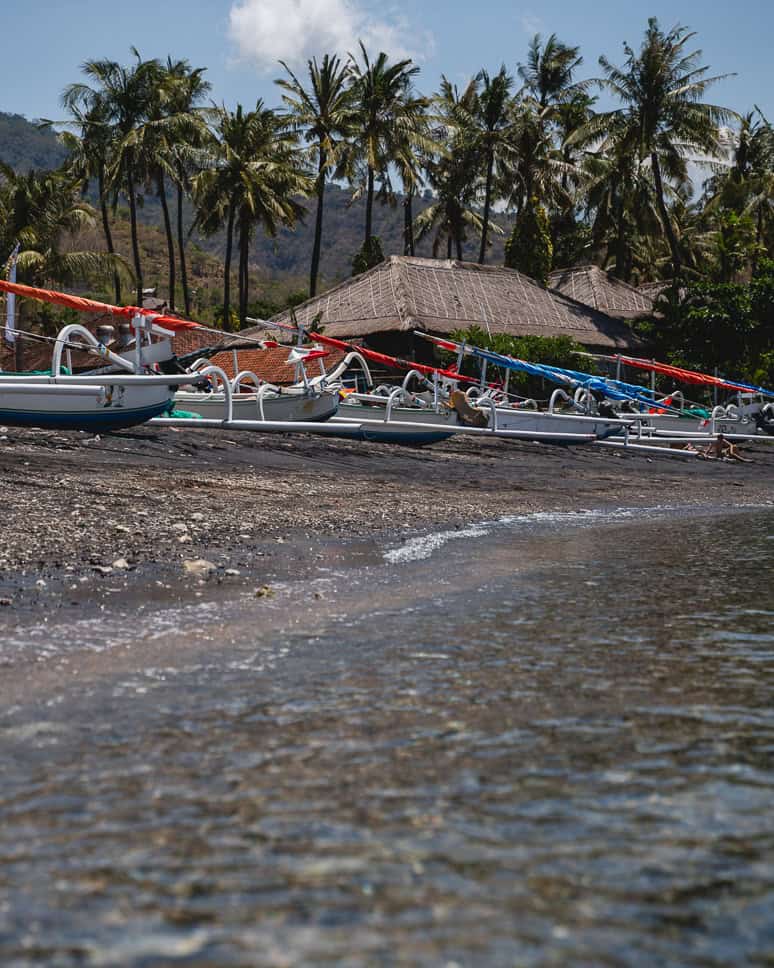 14x Wat te doen in Amed in Bali: heerlijk snorkelen en zwarte lavastranden Amed Snorkeling Jemeluk Beach