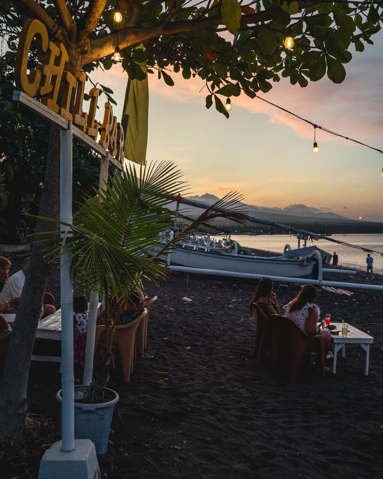 14x Wat te doen in Amed in Bali: heerlijk snorkelen en zwarte lavastranden Amed zonsondergang strand Chill Bar