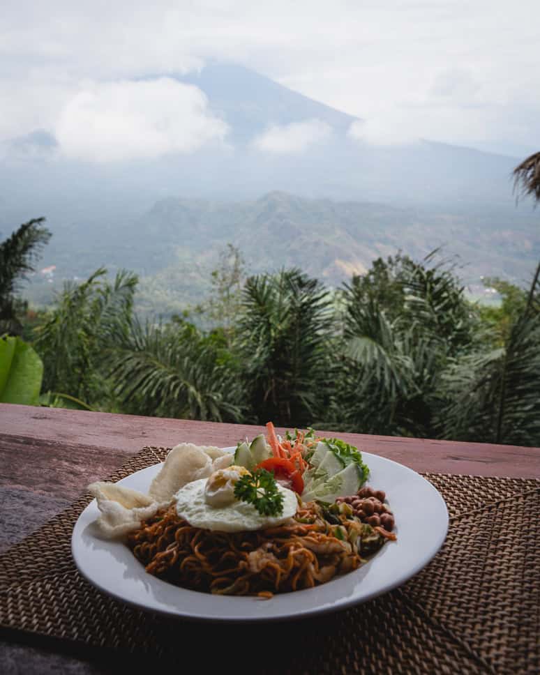14x Wat te doen in Amed in Bali: heerlijk snorkelen en zwarte lavastranden View Point Resto Lahangan Sweet Oost Bali