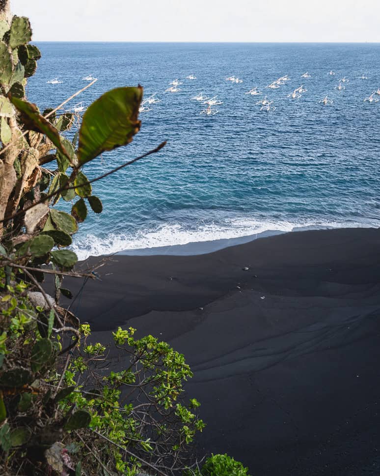14x Wat te doen in Amed in Bali: heerlijk snorkelen en zwarte lavastranden Verborgen parels in Oost Bali Zwart strand