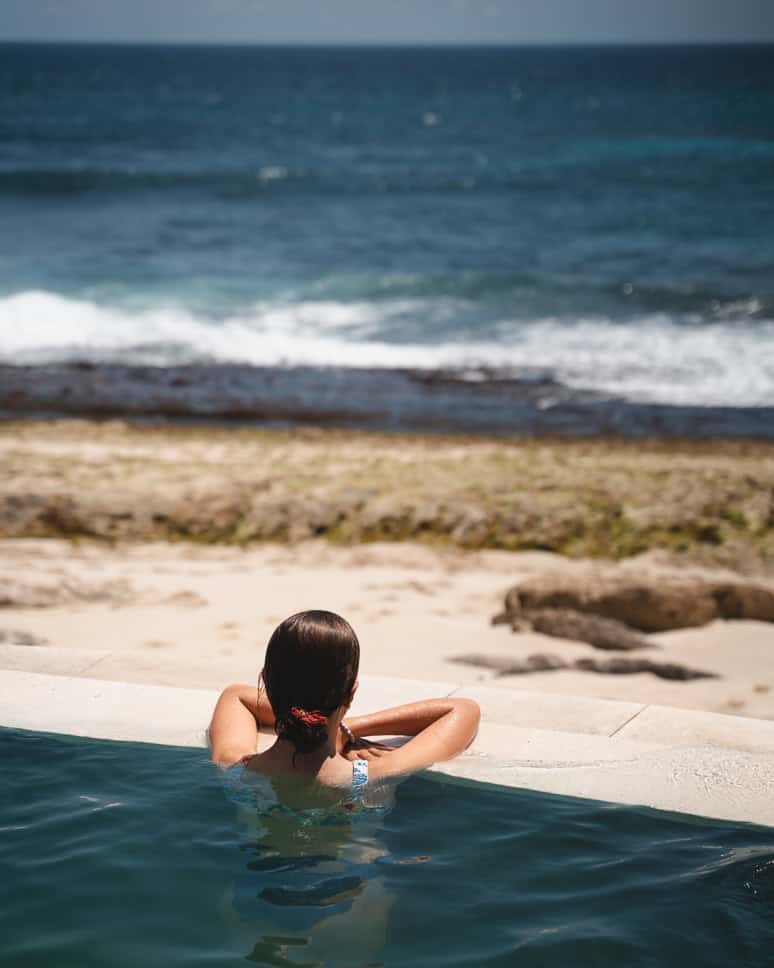 Wat te doen op Nusa Lembongan en Nusa Ceningan: onze beste tips Sandy Bay Beach Bar Kinderen Nusa Lembongan