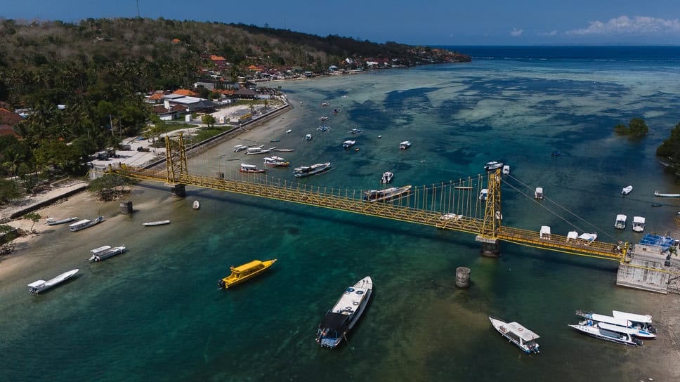 Wat te doen op Nusa Lembongan en Nusa Ceningan: onze beste tips Gele brug Nusa Lembongan Ceningan