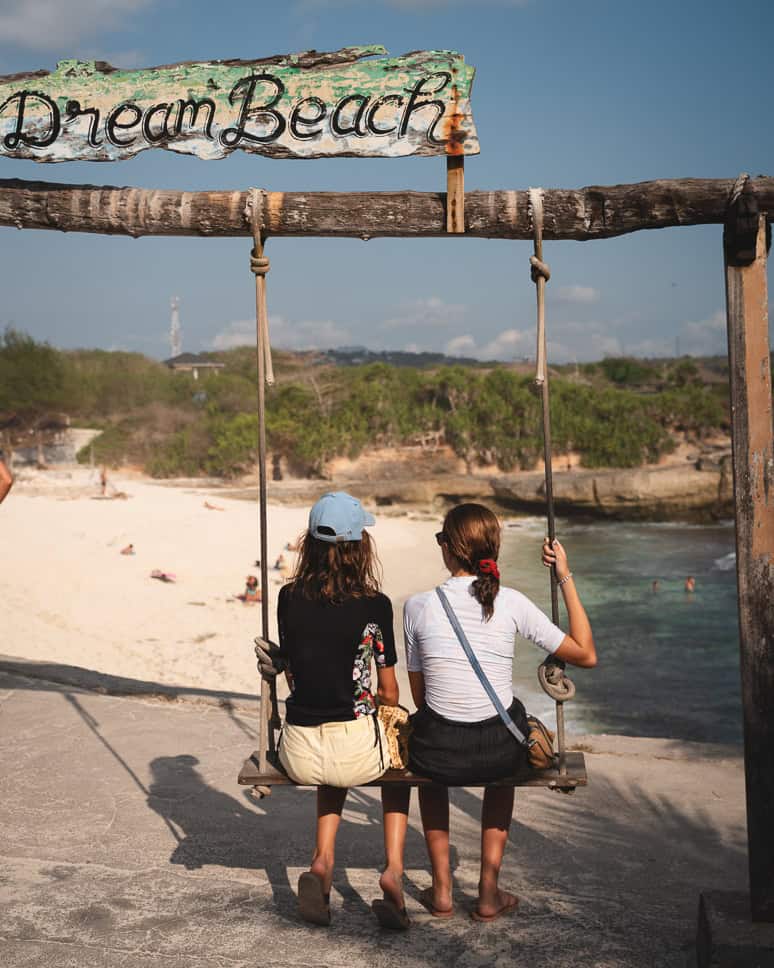 Wat te doen op Nusa Lembongan en Nusa Ceningan: onze beste tips Beste stranden Nusa Lembongan Dream Beach schommel