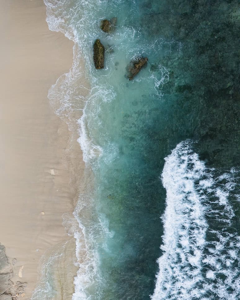 Wat te doen op Nusa Lembongan en Nusa Ceningan: onze beste tips Mushroom Bay Nusa Lembongan Bali Drone