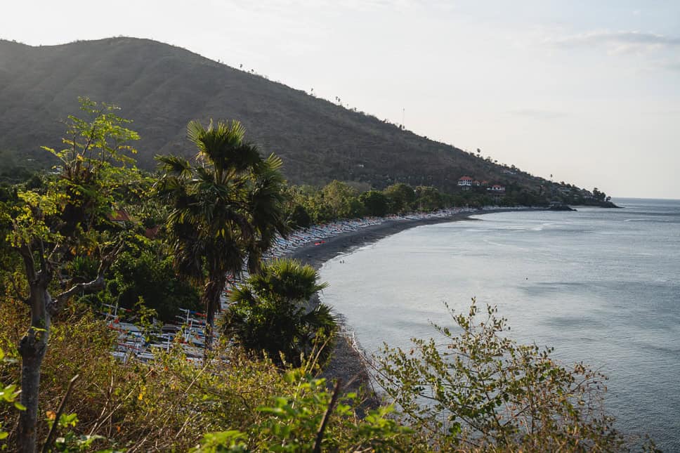 14x Wat te doen in Amed in Bali: heerlijk snorkelen en zwarte lavastranden Wat Te Doen Amed Lipah Beach