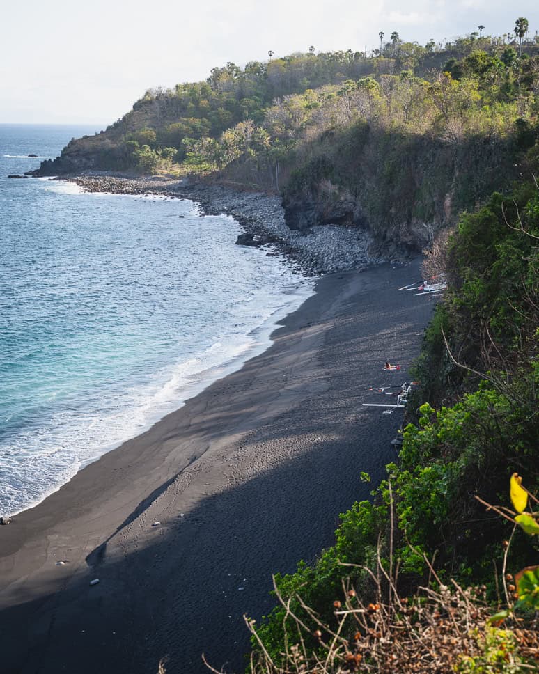 14x Wat te doen in Amed in Bali: heerlijk snorkelen en zwarte lavastranden Verlaten zwart strand in Oost Bali wat te doen