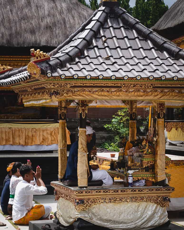 Munduk Bali Water Tempel Praying