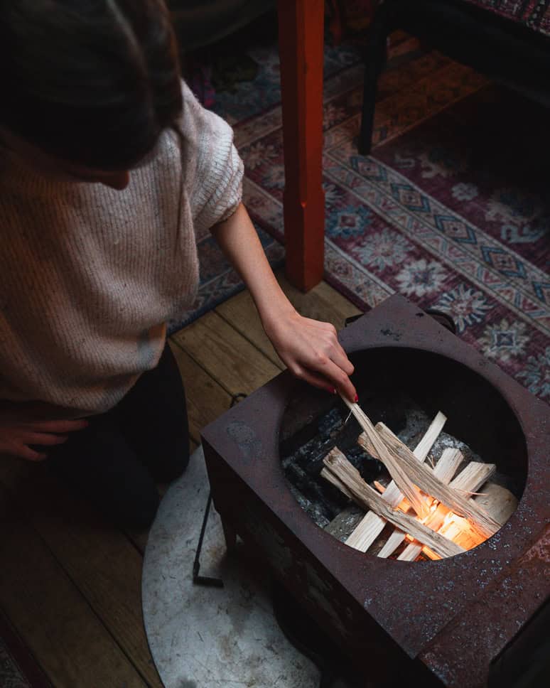 Kachel aansteken Yurt Winterwoods Nederland