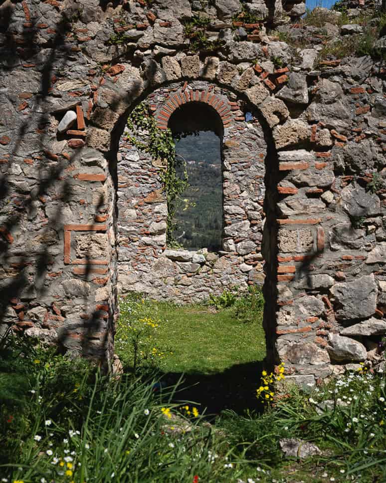Visit Mystras and go back in time to Byzantine Greece Ruines Mystras Greece