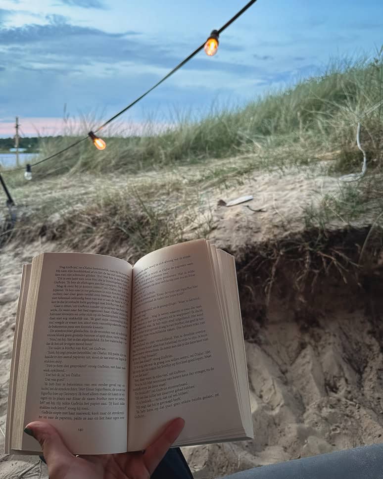 Surfen in Ameland: een weekje op Surf & Family Camp met Ripstar Boek lezen Ameland tent familie surfkamp
