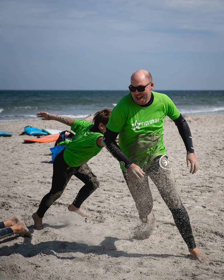 Surfen in Ameland: een weekje op Surf & Family Camp met Ripstar Opwarmen surfen spel familie Ripstar Ameland