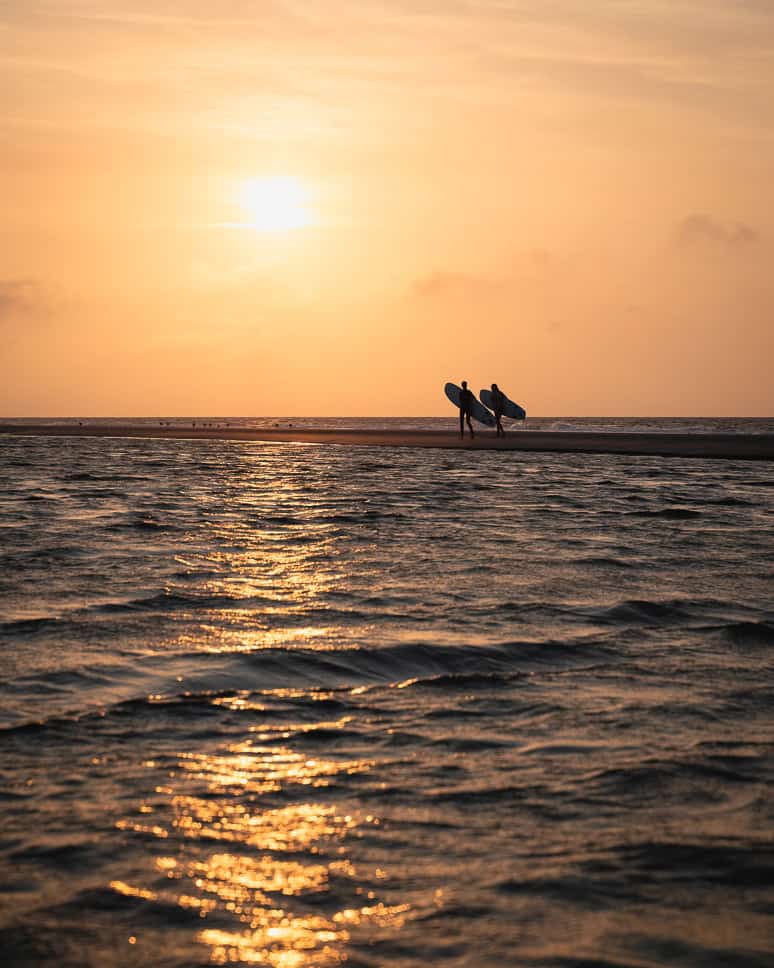 Surfen in Ameland: een weekje op Surf & Family Camp met Ripstar Surfen bij zonsondergang in Ameland Nederland