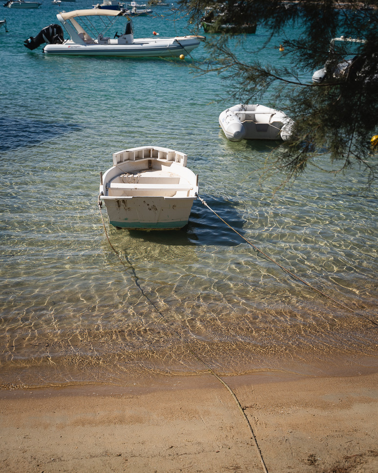 What to do in Paros, Greece: complete travel guide + 4-day itinerary boat in the harbor of Aliki in Paros