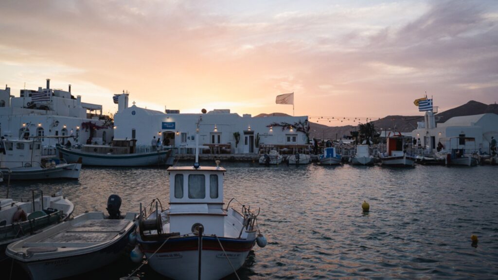 What to do in Paros, Greece: complete travel guide + 4-day itinerary Afbeelding van de haven van Naoussa in Paros