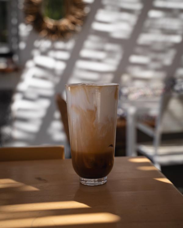 What to do on Syros: Our favourite island in the Cyclades genieten van een fredo capucino in galissas beach
